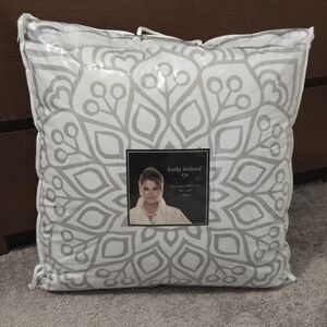 Kathy Ireland Home Set Of 2 White and Gray Mandela Art Design Pillows NWT